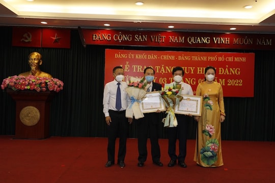 Đảng ủy Khối Dân – Chính – Đảng trao tặng huy hiệu Đảng đợt 3/2/2022