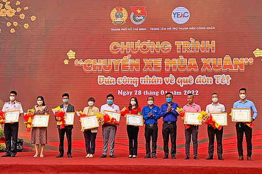 VietCredit phối hợp Thành Đoàn TP.HCM hỗ trợ xe đưa công nhân về Tết