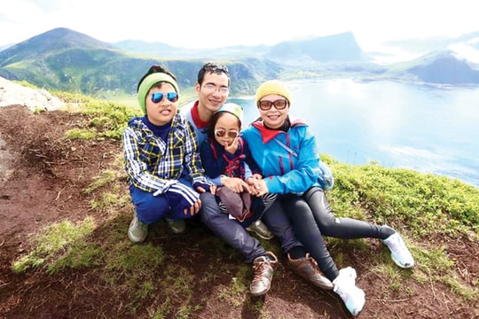 Đưa nhau lên đỉnh núi đón Tết