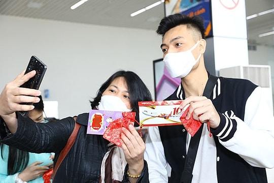 Rộn ràng ngày đầu năm mới trên khắp các sân bay