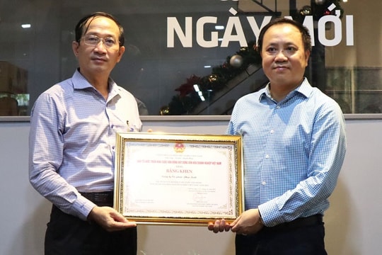 Phúc Sinh nhận bằng khen vì tích cực xây dựng văn hóa doanh nghiệp Việt Nam