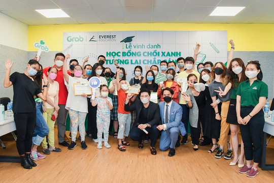 Grab Việt Nam và Everest Education trao 23 suất học bổng cho con em đối tác