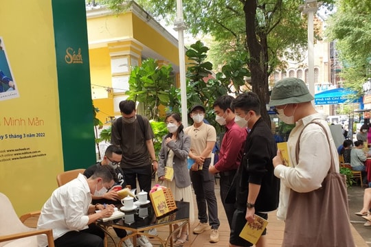 Ra mắt sách “Có những ngày chông chênh giữa phố”