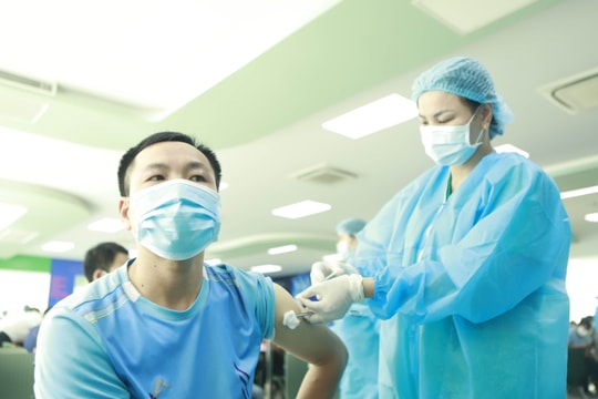 Nhiều câu hỏi còn bỏ ngỏ khi chuyển Covid-19 sang 'bệnh nhóm B'