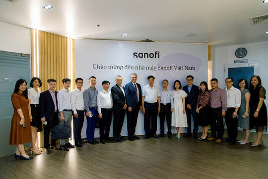 Thứ trưởng Bộ Y tế thăm và làm việc tại nhà máy Sanofi Việt Nam