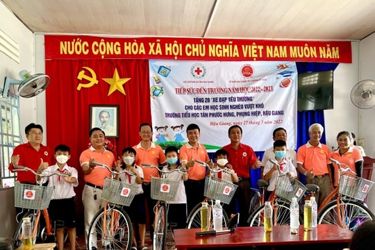 Trao tặng “Xe đạp yêu thương” cho học sinh hiếu học tại Hậu Giang