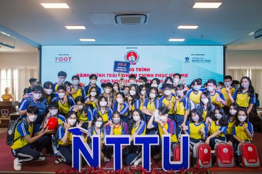 Thí sinh tham dự Hội thi "Hành trình chinh phục ước mơ" tham quan 2 trường đại học