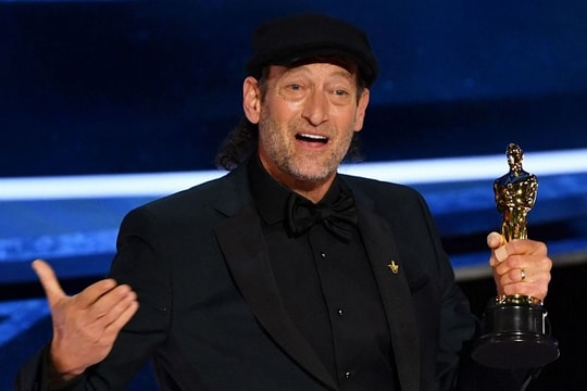 Troy Kotsur: Oscar là cơn gió mát lành