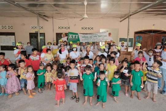 Chương trình caravan tay lái nữ Xanh Yêu Thương giúp đỡ trẻ em nghèo