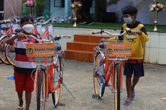 Caravan 2030 lần thứ 28 trao hơn 1.200 phần quà trị giá gần 2 tỉ đồng cho học sinh nghèo