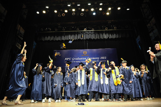 APU trao bằng tốt nghiệp và khen thưởng học sinh xuất sắc niên học 2021-2022