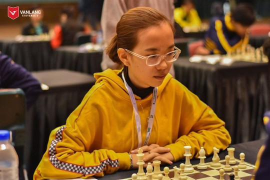 Hai nữ sinh ĐH Văn Lang đoạt giải môn cờ vua ở Malaysia và SEA Games 31