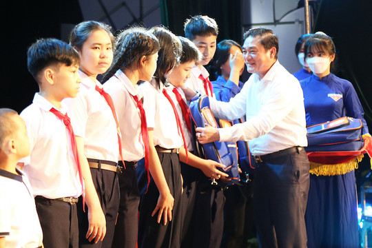 Quỹ từ thiện Kim Oanh trao tặng 1.000 suất học bổng tại miền Trung