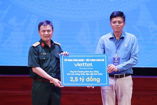 Viettel trao tặng Quỹ Xã hội từ thiện Tấm Lòng Vàng 2,5 tỷ đồng