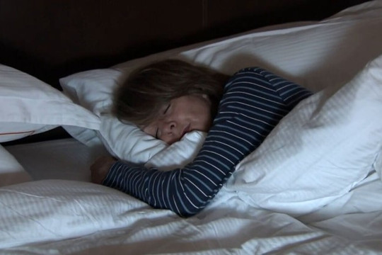 Ngủ trong ánh sáng: Bất kỳ mức nào cũng tổn hại sức khỏe