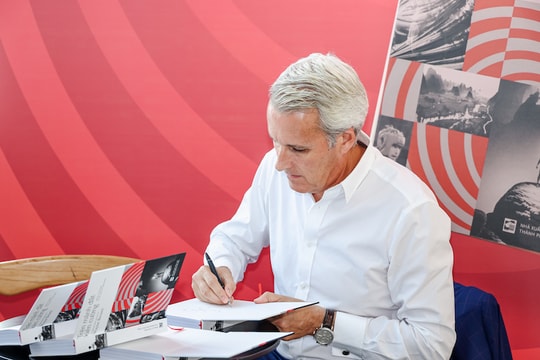 Chính thức phát hành tự truyện “Trên mảnh đất kiên cường”