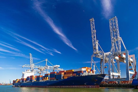 Kiến nghị giảm 100% phí ra vào cảng, bến thủy nội địa