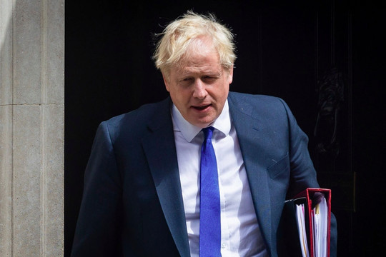 Vòng xoáy bê bối buộc Thủ tướng Anh từ chức