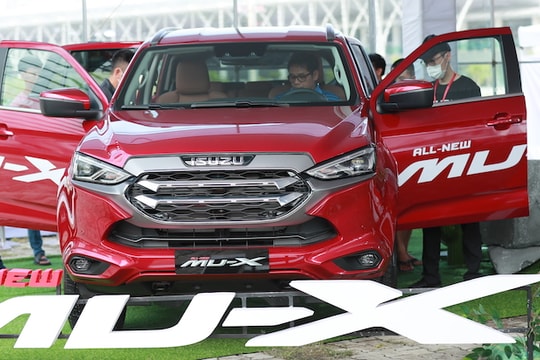 Isuzu ra mắt SUV mu-X 2022 giá từ 900 triệu đồng