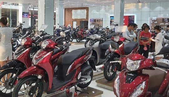 Nghịch lý thị trường xe gắn máy: Cầu giảm mà giá tăng