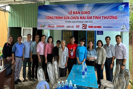 Tạp chí Doanh Nhân Sài Gòn và các thành viên Khối thi đua 5 về nguồn tại Côn Đảo