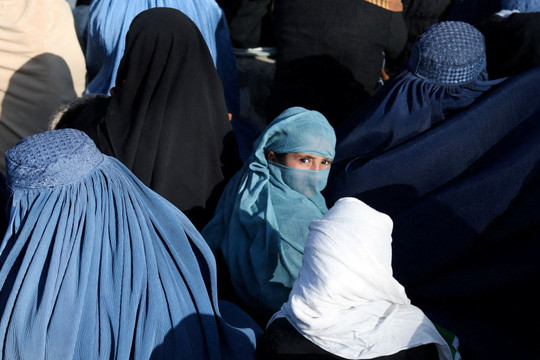 Taliban nắm quyền một năm, nữ giới Afghanistan 'chỉ cười cũng bị đánh'