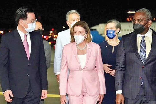 Căng thẳng eo biển Đài Loan đẩy kinh tế toàn cầu thêm rối ren