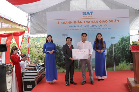 DAT tài trợ 51 trụ đèn đường năng lượng mặt trời tại Lâm Đồng