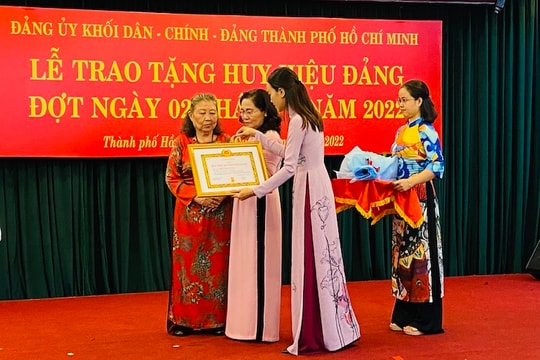 TP.HCM trao Huy hiệu Đảng cho 16 đảng viên Khối Dân - Chính - Đảng