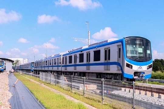 Chạy thử đoàn tàu metro số 1 ở TP.HCM