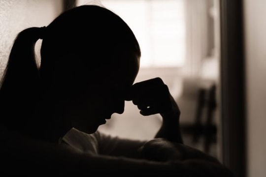 5 loại cảm xúc "tiêu cực lành mạnh" để vượt qua nỗi đau mất mát