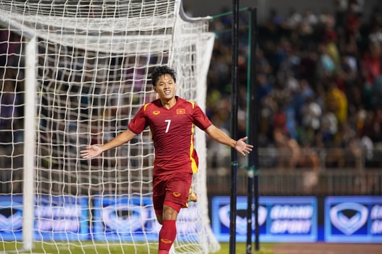 Dùng đội hình trẻ, ĐT Việt Nam dễ dàng đả bại Singapore