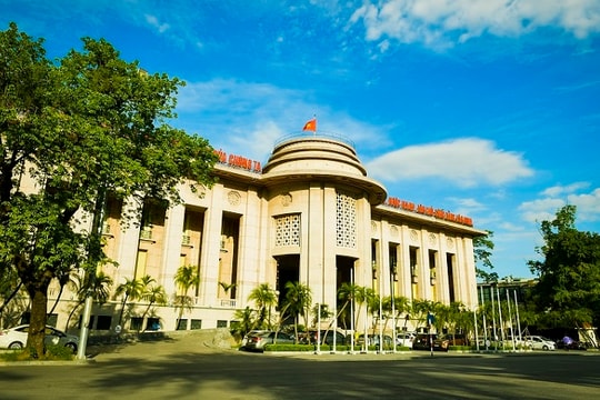 Chuyên gia nói gì về động thái nâng lãi suất của Ngân hàng Nhà nước?