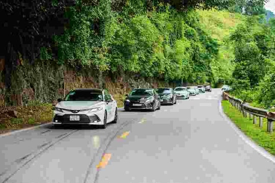 Toyota Việt Nam cho khách hàng trải nghiệm các mẫu xe hybrid