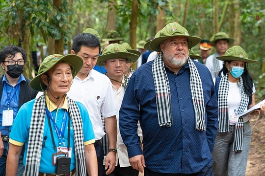 Thủ tướng Cuba Manuel Marrero Cruz tham quan địa đạo Củ Chi Thủ tướng Cuba Manuel Marrero Cruz tham quan địa đạo Củ Chi