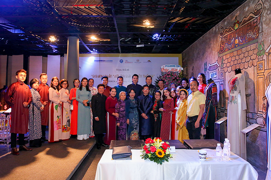 Áo dài làm nên bản sắc riêng cho doanh nhân