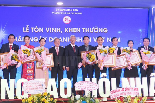 UBND TP.HCM khen thưởng 60 doanh nhân tiêu biểu Thành phố năm 2022