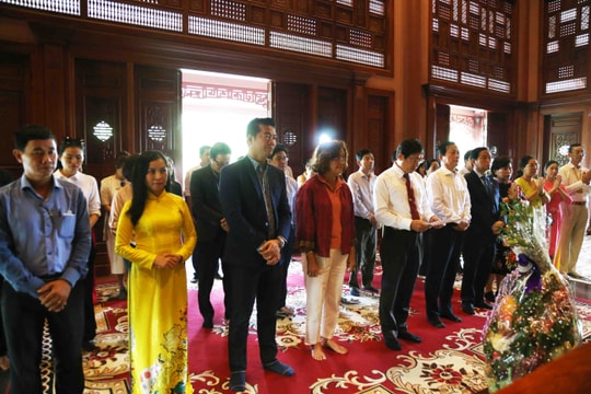 Đoàn doanh nhân TP.HCM dâng hương tri ân cố Thủ tướng Phan Văn Khải