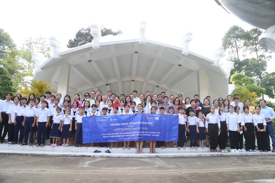 Tiếp nối hành trình "Về nguồn": Thăm Khu Di tích mộ cụ Phó bảng Nguyễn Sinh Sắc và trao học bổng cho học sinh nghèo