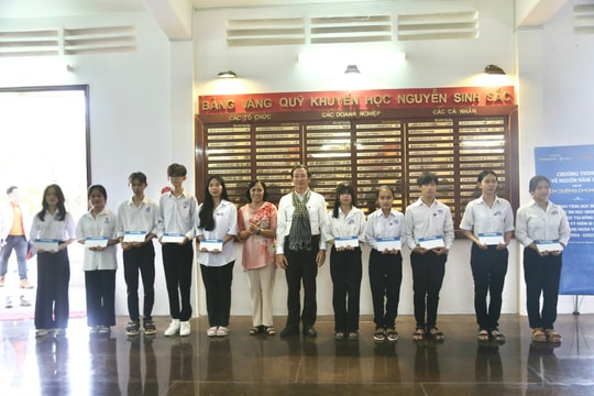 50 suất học bổng đã được trao tận tay các học sinh khó khăn của tỉnh Đồng Tháp