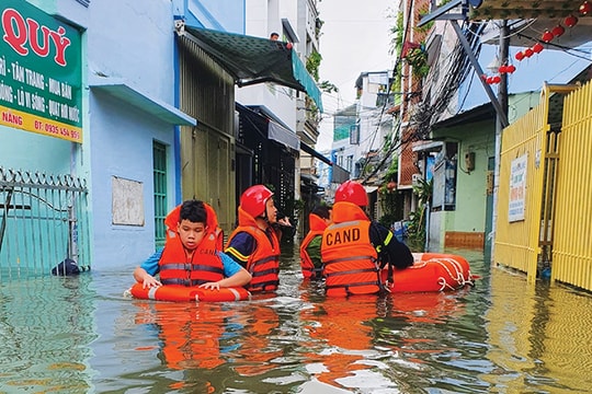 Tình người Đà Nẵng sau ngày mưa lũ Tình người Đà Nẵng sau ngày mưa lũ