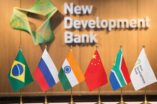 Tìm cách thoát khỏi sức ảnh hưởng của USD