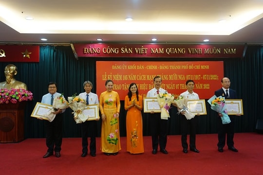 10 đảng viên của Khối Dân-Chính-Đảng TP.HCM được trao tặng huy hiệu Đảng