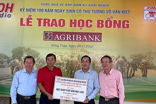 Agribank cùng VOH trao học bổng cho các em học sinh có hoàn cảnh khó khăn