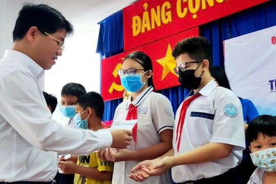 Trao 120 suất học bổng cho học sinh khó khăn tại quận Phú Nhuận