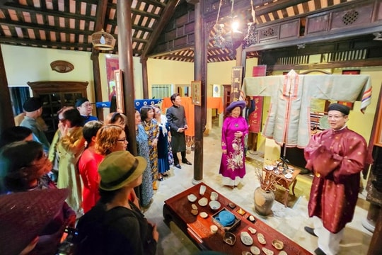 Huế: Triển lãm bộ sưu tập áo dài xưa của một Việt kiều Đức Huế: Triển lãm bộ sưu tập áo dài xưa của một Việt kiều Đức