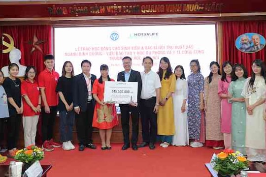 Herbalife Việt Nam trao học bổng cho sinh viên và bác sĩ nội trú xuất sắc
