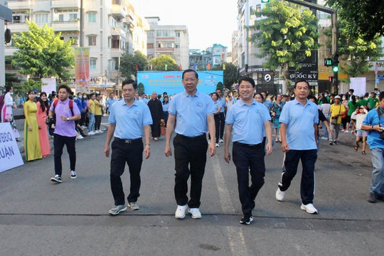 Chủ tịch Phan Văn Mãi đi bộ đồng hành chăm lo người dân khó khăn