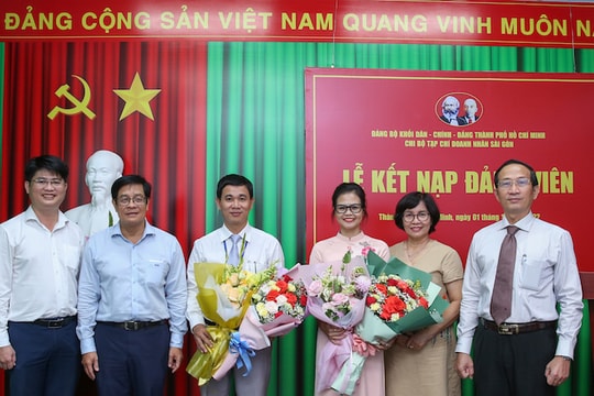 Chi bộ Tạp chí Doanh Nhân Sài Gòn kết nạp đảng viên mới