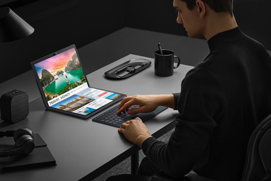 Zenbook 17 Fold OLED: Laptop màn hình gập nhỏ gọn nhất thế giới